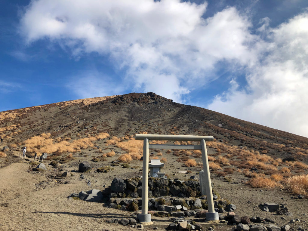 霧島神宮元宮と高千穂峰